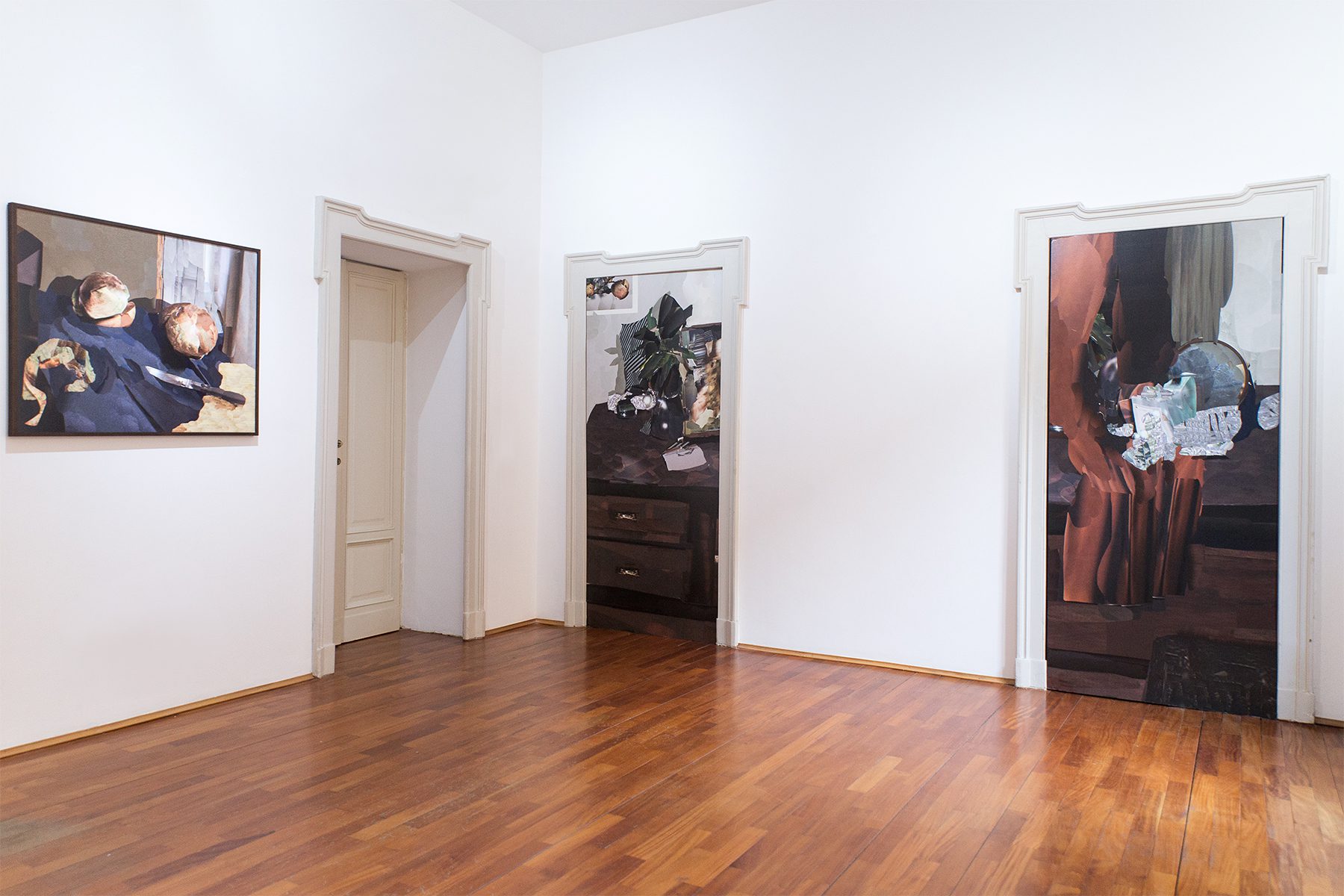Una galleria con pavimento in legno, quadri astratti e oggetti quotidiani. Un tributo ai progetti culturali e alla comunicazione creativa.
