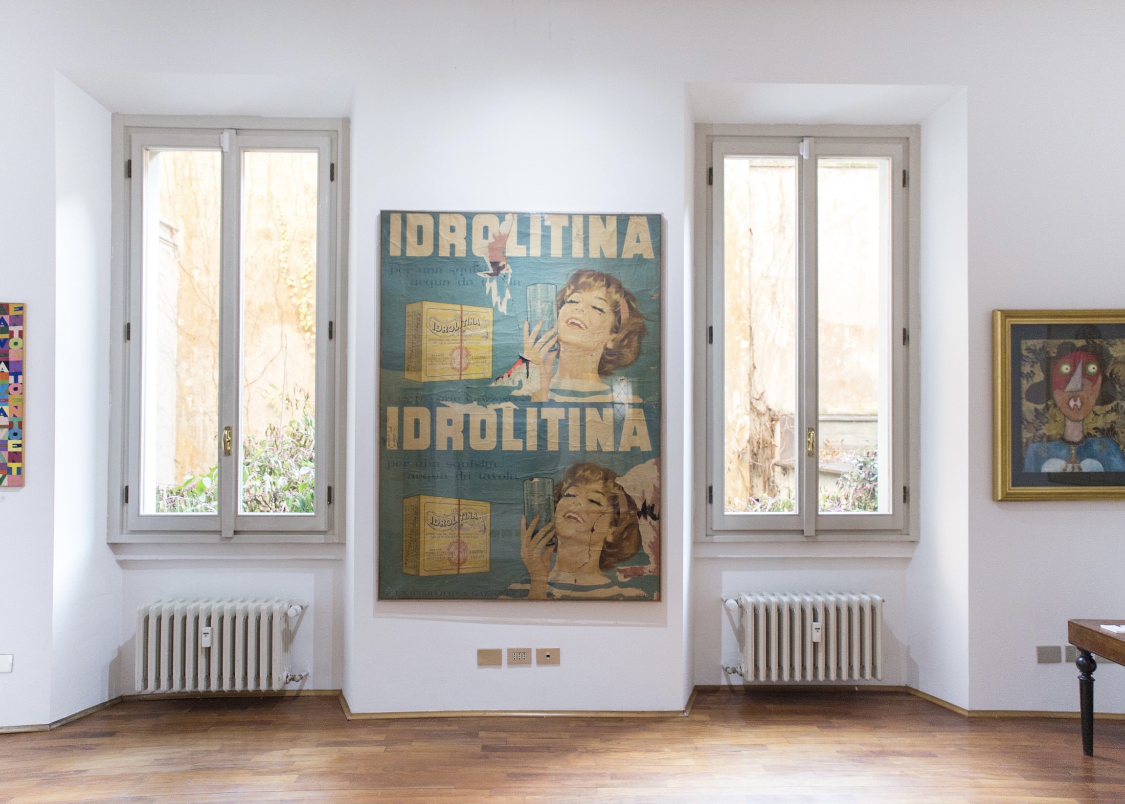 Un'affascinante pubblicità vintage con donna e due finestre su pavimento in legno, base perfetta per progetti culturali vari e dinamici!.
